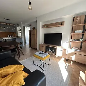 Simply Yellow Apartment Lisbon