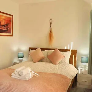 Stunning Free Wifi &parking Apartment
